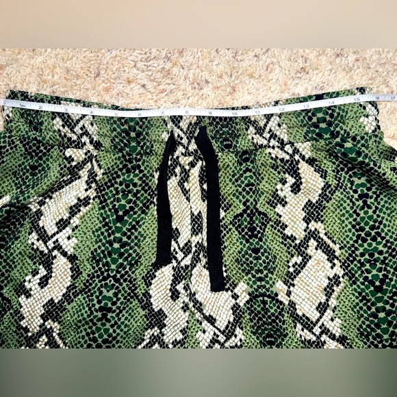 Woven Jim Snake Print Short Sleeve shirt and shorts set! - Picture 7 of 12